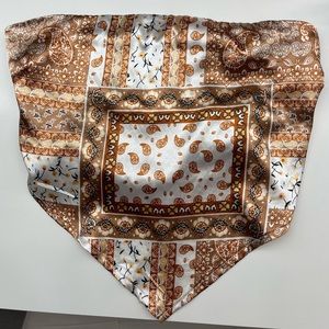 satin bandana print strapless crop top! 🤍